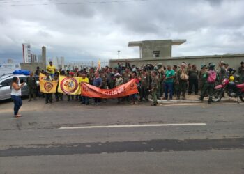 A greve continua: trabalhadores da limpeza pública de Juazeiro do Norte protestam pelo segundo dia