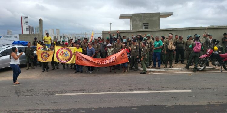 A greve continua: trabalhadores da limpeza pública de Juazeiro do Norte protestam pelo segundo dia