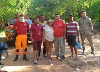 Bombeiros Militares de Juazeiro do Norte resgatam idosa na Pedra do Santo Sepulcro