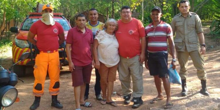Bombeiros Militares de Juazeiro do Norte resgatam idosa na Pedra do Santo Sepulcro