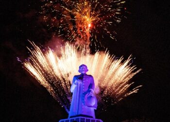 Prefeitura realiza show pirotécnico em homenagem aos 53 anos da Estátua do Padre Cícero