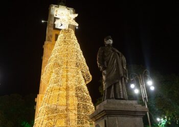 Iniciada a instalação deiluminação natalina nas praças de Juazeiro do Norte