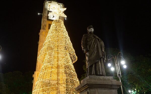 Iniciada a instalação deiluminação natalina nas praças de Juazeiro do Norte