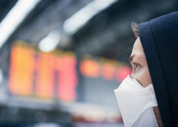 Uso de máscaras volta a ser obrigatório em aviões e aeroportos