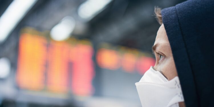 Uso de máscaras volta a ser obrigatório em aviões e aeroportos
