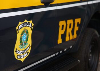 PRF libera pista bloqueada por manifestantes em Brejo Santo