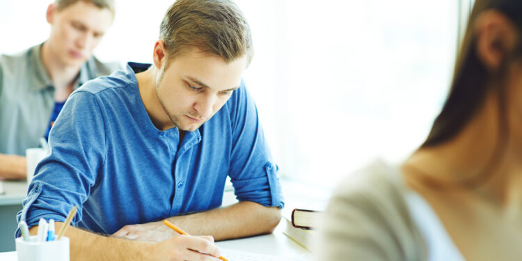 Participantes do Enem 2022 fazem hoje provas de exatas