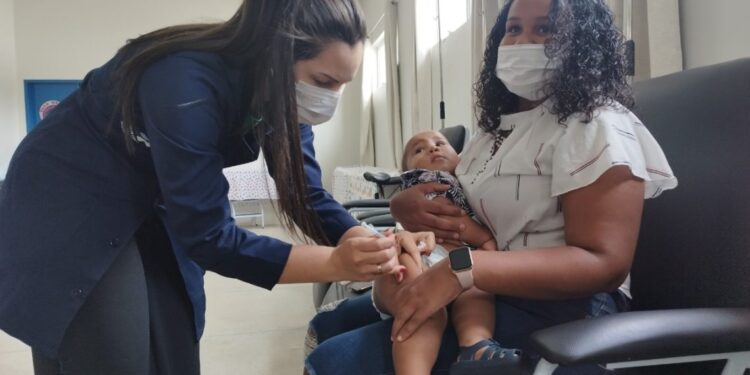 Barbalha realiza vacinação contra Covid-19 em bebês de 6 meses a 2 anos com comorbidades