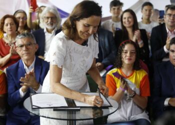 Governadora Izolda Cela sanciona lei que apoia universalização do tempo integral para Ensino Fundamental nas redes públicas municipais