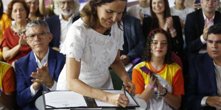 Governadora Izolda Cela sanciona lei que apoia universalização do tempo integral para Ensino Fundamental nas redes públicas municipais