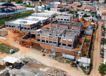 Professores visitam construção de novo prédio da Escola Irmã Neli