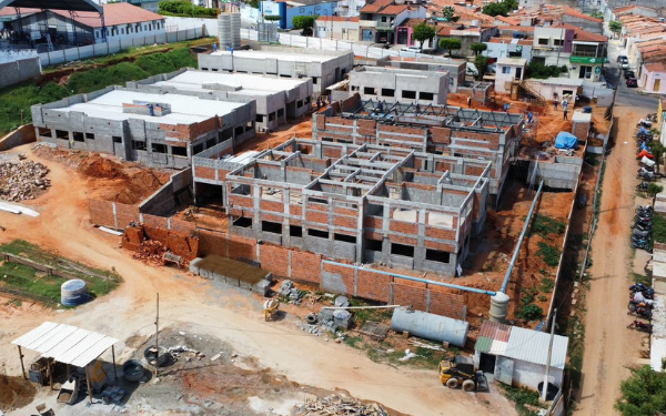 Professores visitam construção de novo prédio da Escola Irmã Neli