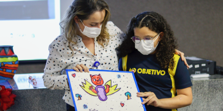 Hospital Regional do Cariri recebe doação de obras de arte feitas por estudantes de escola em Juazeiro do Norte