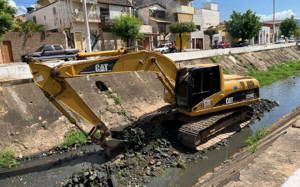Limpeza preventiva do Canal do Rio Grangeiro é intensificada antes da fase chuvosa
