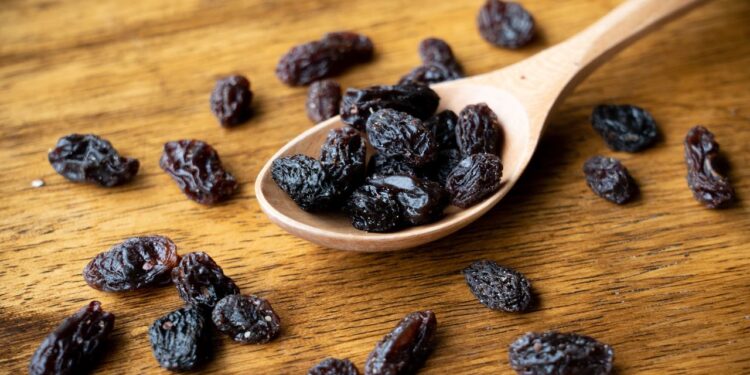 Toneladas de uvas-passas contaminadas são apreendidas na fronteira do Brasil