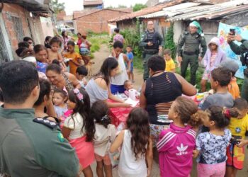 Viatura da PMCE entrega brinquedos e é recebida em clima de festa em Iguatu
