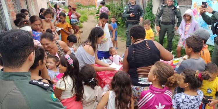 Viatura da PMCE entrega brinquedos e é recebida em clima de festa em Iguatu