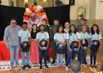 Alunos do CERU participante do Programa Proerd recebem certificados durante a cerimônia de formatura