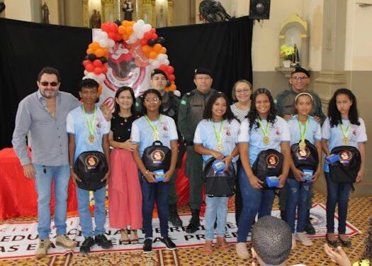 Alunos do CERU participante do Programa Proerd recebem certificados durante a cerimônia de formatura