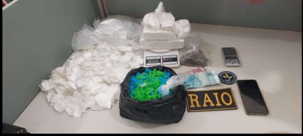 Homem é preso por tráfico de drogas e material ilícito é apreendido pela PMCE em Várzea Alegre