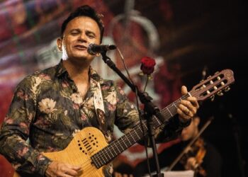 Mãos que oferecem flores, show solidário de Leonardo de Luna, arrecada alimentos neste domingo (11), na Praça da Sé