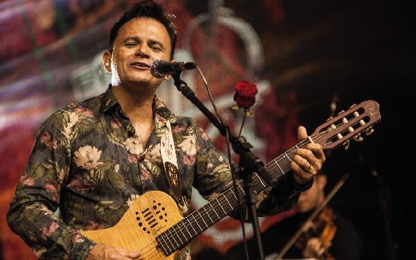 Mãos que oferecem flores, show solidário de Leonardo de Luna, arrecada alimentos neste domingo (11), na Praça da Sé