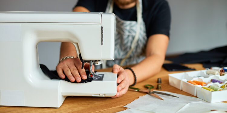 Cursos de Corte e Costura e Conserto de Eletrônicos estão com vagas em Juazeiro do Norte