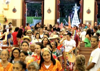 Cortejo do Dia de Reis reúne centenas de pessoas em Crato