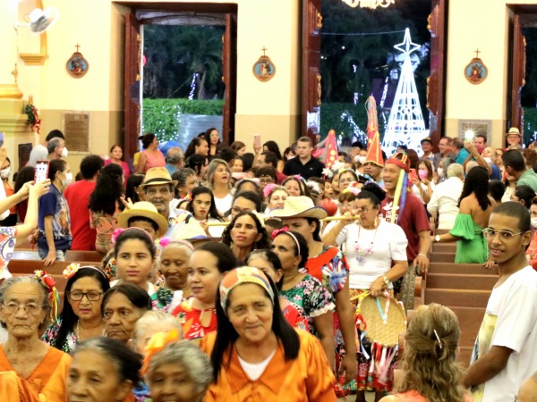 Cortejo do Dia de Reis reúne centenas de pessoas em Crato