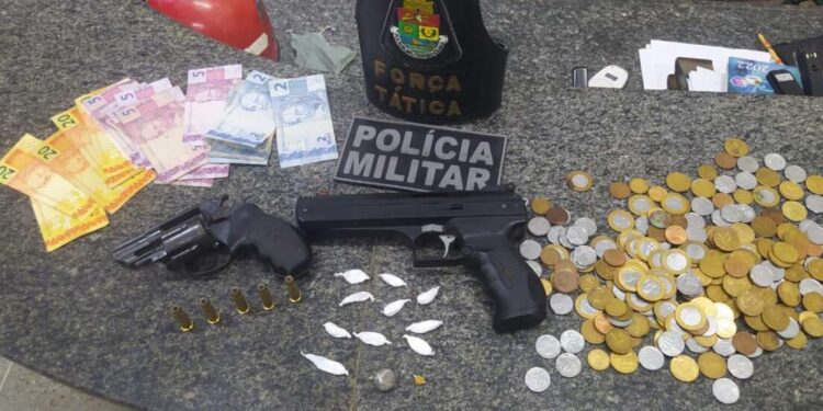 Polícia Militar do Ceará captura homem em posse de arma e drogas em Iguatu