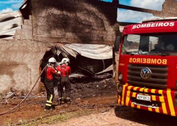 Corpo de Bombeiros debela incêndio em fábrica de calçados em Juazeiro do Norte
