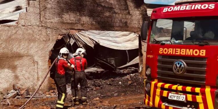 Corpo de Bombeiros debela incêndio em fábrica de calçados em Juazeiro do Norte