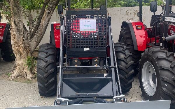 Crato é contemplado com máquina agrícola através de programa do Governo do Estado
