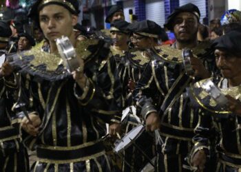 Desfile das Escolas de Samba de Barbalha reuniu milhares de pessoas no corredor cultural