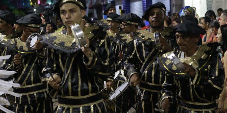 Desfile das Escolas de Samba de Barbalha reuniu milhares de pessoas no corredor cultural