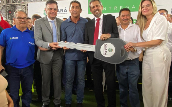 Juazeiro do Norte recebe trator para estimular a atividade agrícola