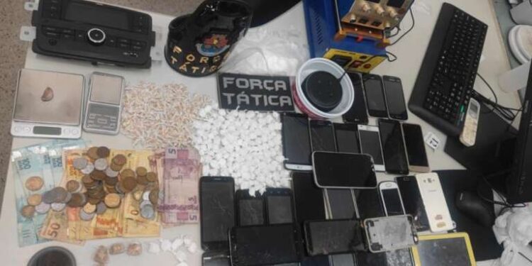 PMCE prende suspeito de tráfico de drogas e apreende 33 celulares em Juazeiro do Norte