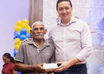 Juazeiro do Norte entrega óculos para alunos