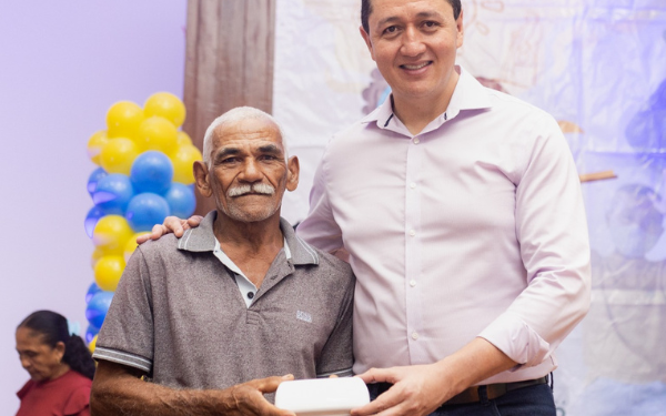 Juazeiro do Norte entrega óculos para alunos