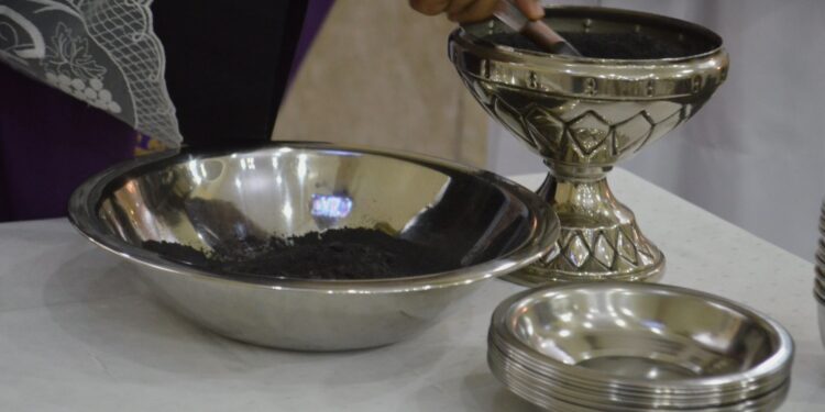 Quarta-feira de Cinzas: confira os horários de celebrações na Basílica e Socorro
