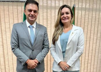 Deputado Fernando Santana entrega relatório da Comissão Especial sobre a Enel ao diretor da Aneel