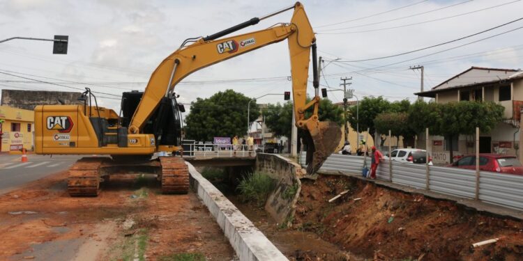 Barbalha inicia recuperação do Canal Riacho do Ouro