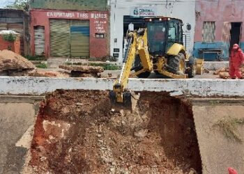 Parede do Canal do Rio Grangeiro recebe manutenção da Seinfra no dia seguinte ao desabamento