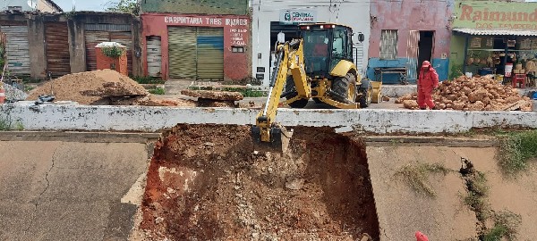 Parede do Canal do Rio Grangeiro recebe manutenção da Seinfra no dia seguinte ao desabamento