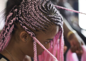 Anvisa proíbe venda de pomadas pra trançar ou modelar cabelos