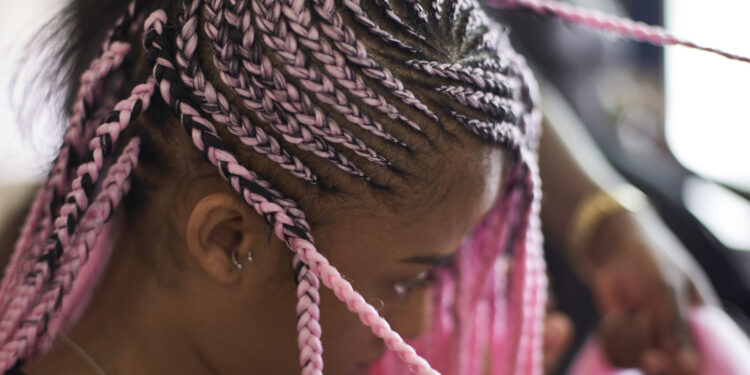 Anvisa proíbe venda de pomadas pra trançar ou modelar cabelos