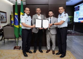 Governador Elmano de Freitas sanciona lei que institucionaliza polícia comunitária no Estado