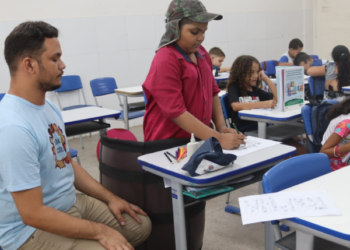 Professora e cuidador constroem barril do Chaves para estimular aluno autista