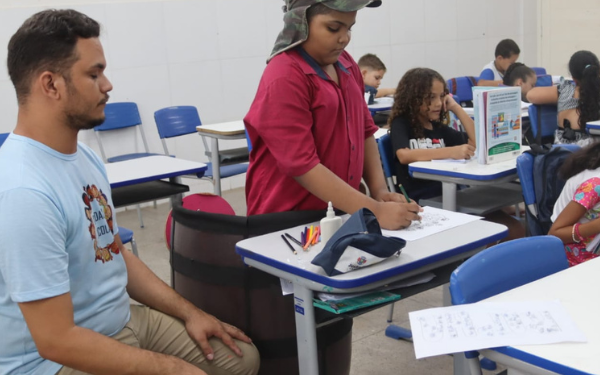 Professora e cuidador constroem barril do Chaves para estimular aluno autista