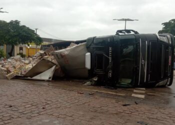 Carreta tomba depois da ponte do Rio Salamanca na entrada de Barbalha